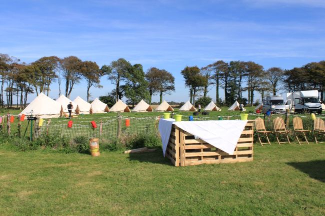 Complément idéal de la tente bambou en location des tipis pour que vos invités dorment sur place